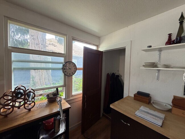 Building Photo - Charming 1,100 Sq Ft 2BR Home in South Park - Prime Seattle Location - Washer/Dryer in Unit!