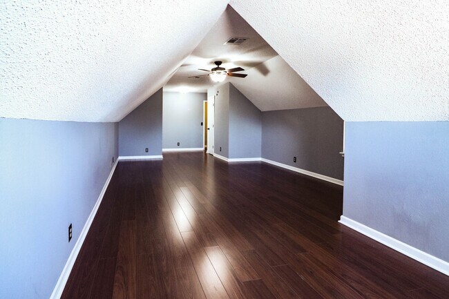 Building Photo - 4 bedroom, 2 1/2 bath, 2 car garage located in the quiet Summit View subdivision.