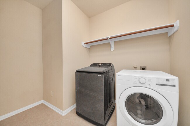 Building Photo - 822 Glen Abbey Dr