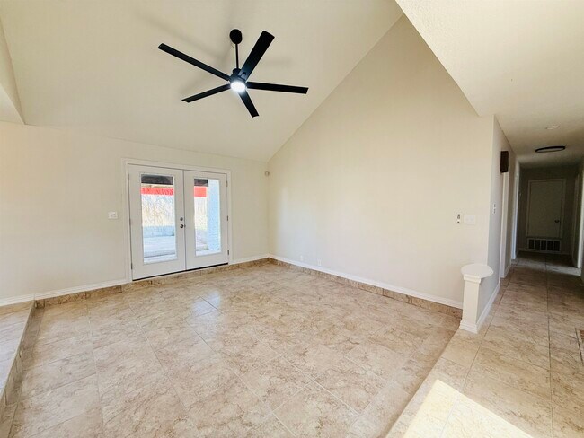 Building Photo - 907 Sandy Ln