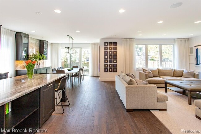 Building Photo - 25925 York Rd