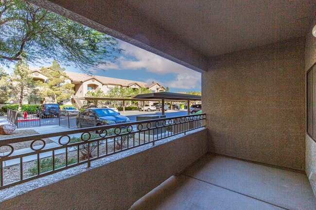 Building Photo - 1st floor unit in well maintained gated NW community with pool and spa