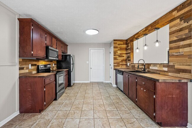 Building Photo - Pet Friendly Three Bedroom!