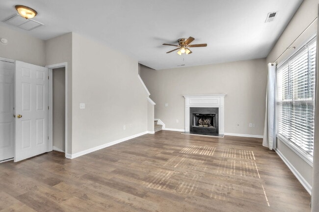 Building Photo - Stunning 4-Bed Home with Modern Kitchen, Bonus Space & Pool Access in Long Creek Plantation