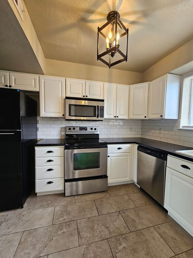 Building Photo - (2) Bed/(2.5) Bath Townhome! Pool Access!