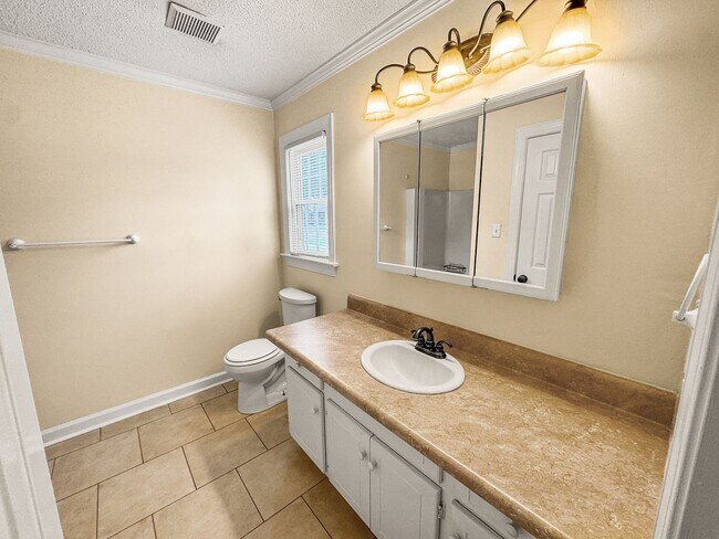 Building Photo - Beautiful 3-BR, 2-Bath home