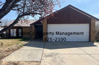 Building Photo - 3 Bedroom Home, Near Target with Garage (Small Dogs Allowed)