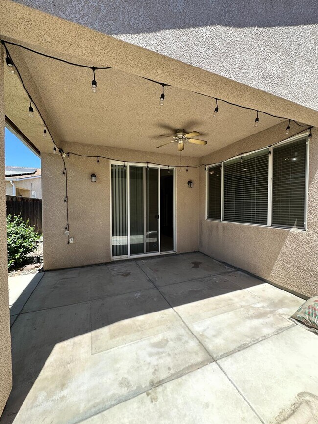 Building Photo - 5541 N Plum Ln