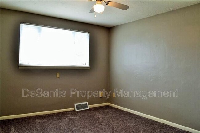 Building Photo - 301 Meadowlark Ln
