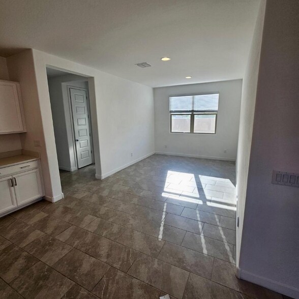 Building Photo - 1660 W Paseo Way