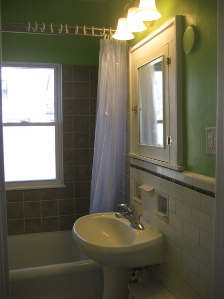 Building Photo - 529 Knowles St