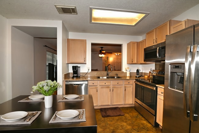 Building Photo - Spacious cozy home  |  Great location  |  2 bedroom  |  1 bath  |  1 car garage