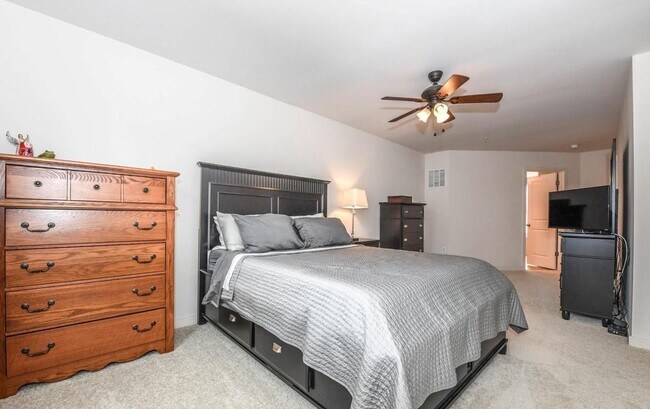 Building Photo - Stylish townhouse in ideal Frederick locat...