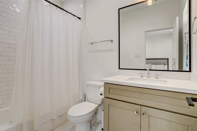 Building Photo - 2013 Cochran St