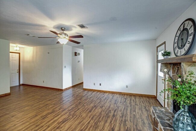 Building Photo - 3232 Riddle Dr