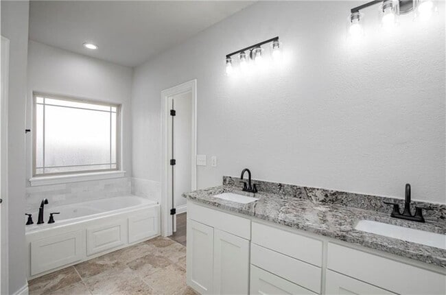 Building Photo - 711 Saddlehorn Dr