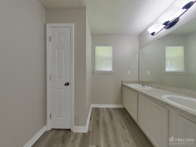 Building Photo - 2727 Fox Creek Dr E