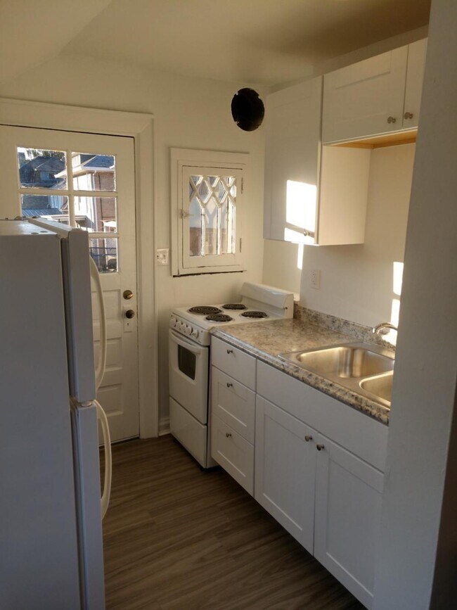 Building Photo - 1528 Quarrier St