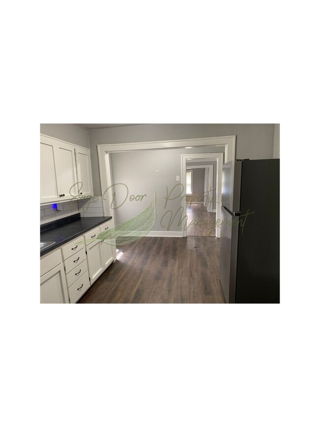 Building Photo - 1 FREE MONTH OF RENT!!!