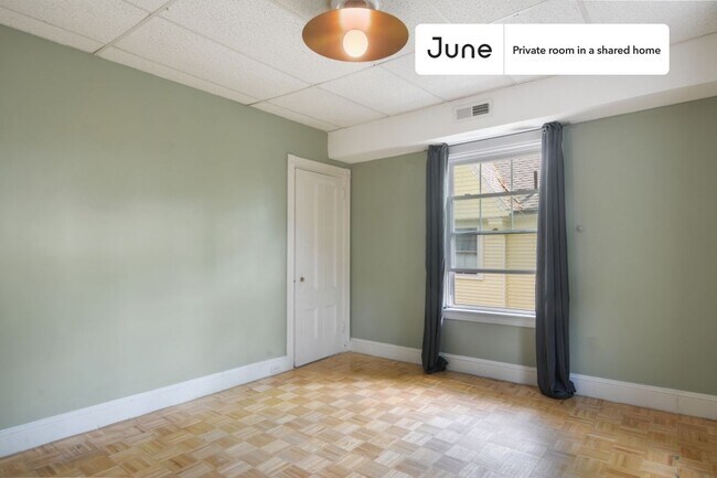 Building Photo - Private bedroom in 7 bed/2.5 bath Home