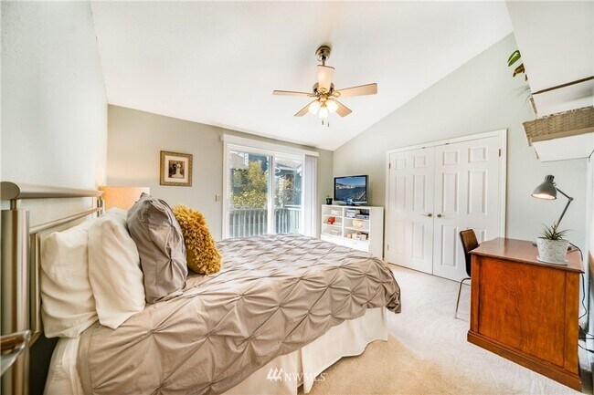 Building Photo - Beautifully Remodeled 2 bed/1.5 Bath Townh...