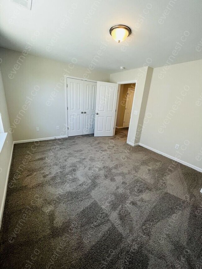 Building Photo - 4-Bedroom, 2.5-Bathroom Home with Modern A...