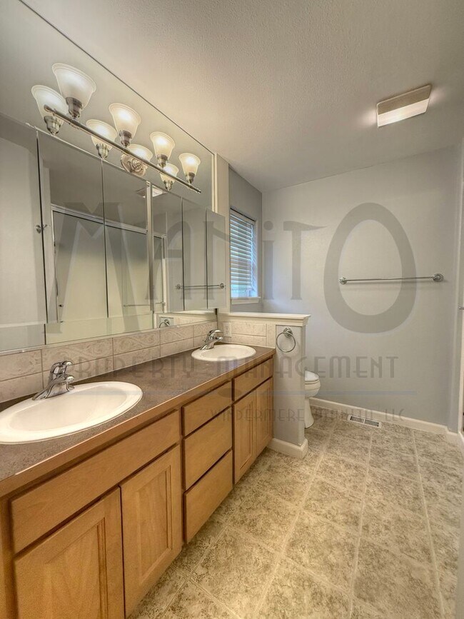 Building Photo - Spacious Eagle Ridge Home