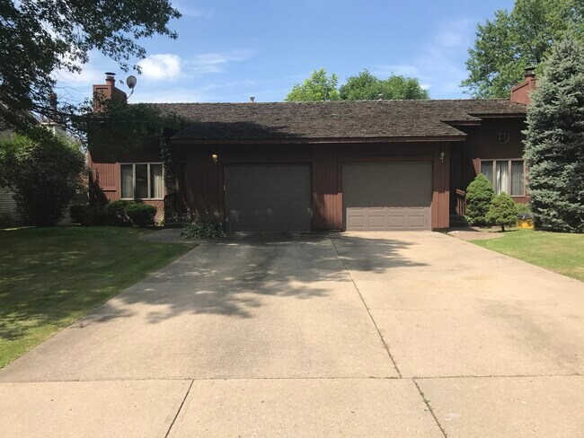 Building Photo - 1458 Eastview Dr