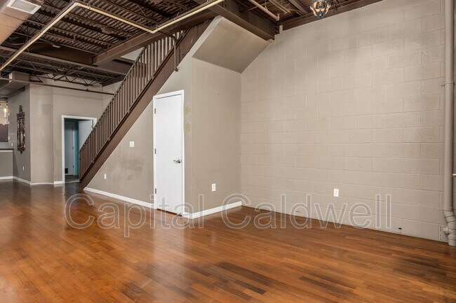 Building Photo - 1615 E fifth Ave