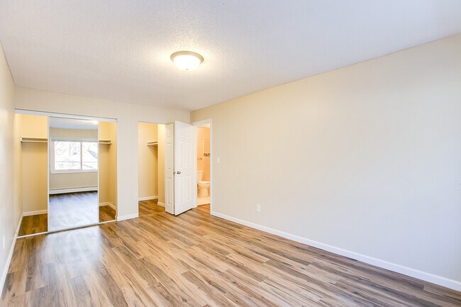 Building Photo - 1337 Arkwright St N