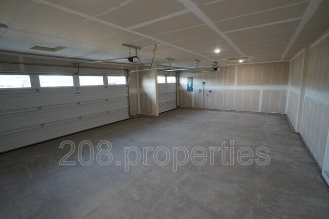 Building Photo - 5813 W Stavros St