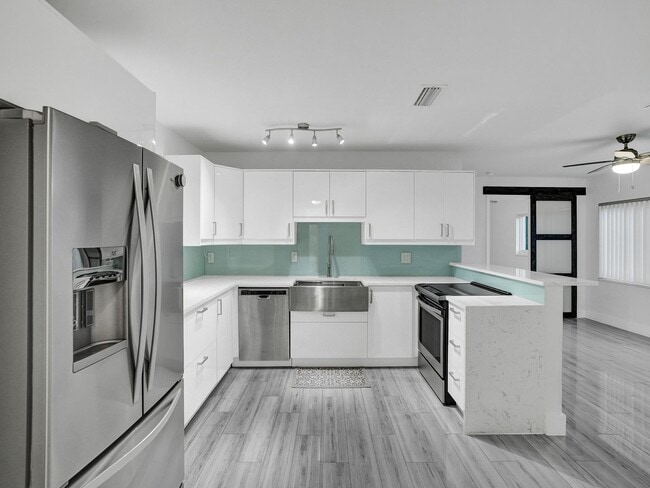 Building Photo - Gorgeous New 3 bedroom 2  bath - one Story home in Oakland Park