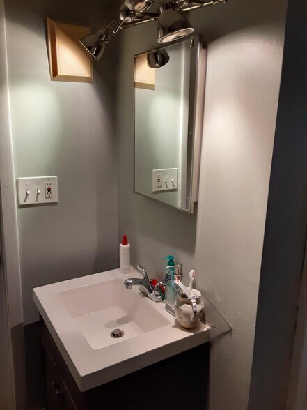 bath - 1729 Carey Way