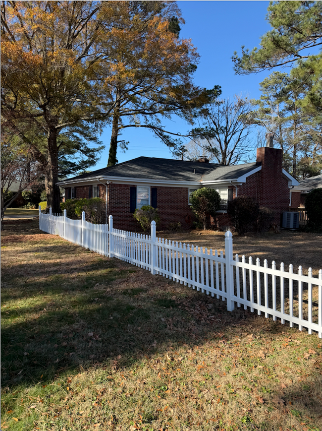 Building Photo - Charming Ranch in Elizabeth River Shore!