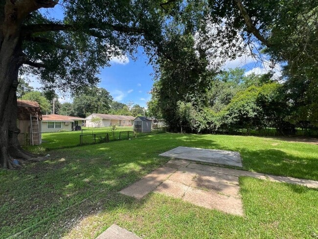 Building Photo - Charming 3BR Rental Featuring Granite Counters & Gas Range