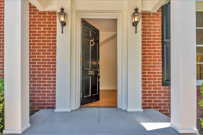 Building Photo - 3551 Overlook Ave
