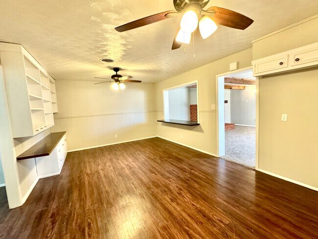 Building Photo - Beautiful Home right next to Hobby Lobby and Remington Park! Self Showing