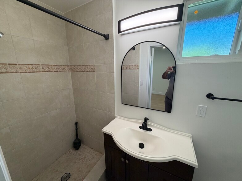 Building Photo - 851 Reeves Pl