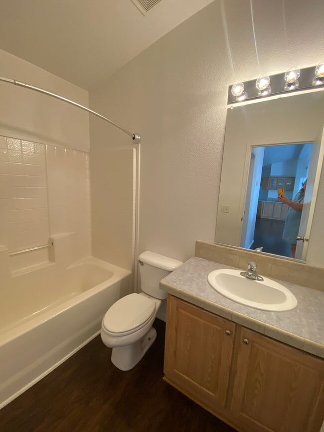 Building Photo - Cute and Cozy Home in SW Bend, Large, full...