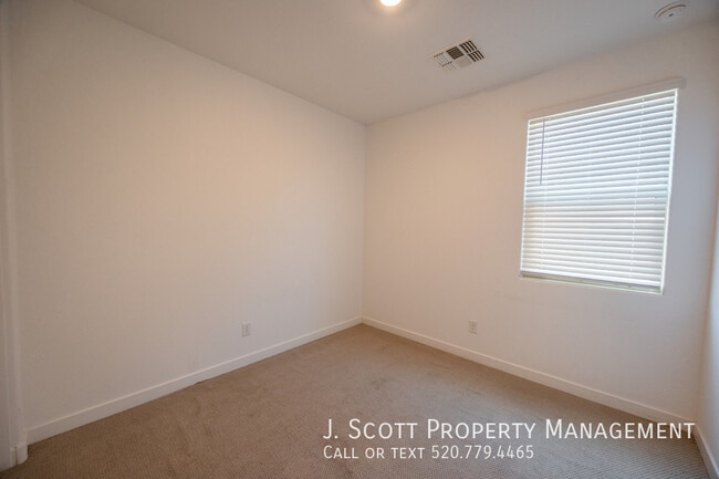 Building Photo - 6910 S 12th Pl