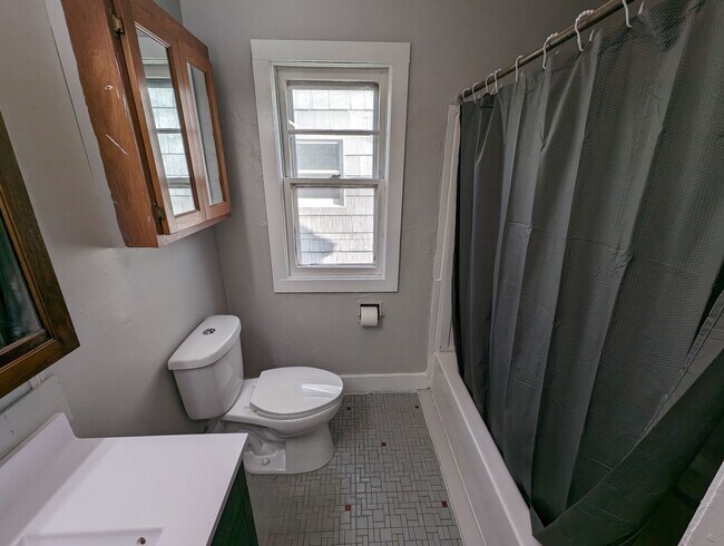 Building Photo - 3-Bedroom, 1-Bathroom Home – $1,225/Month | Accepting Section 8