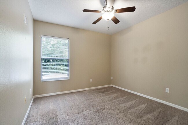 Building Photo - Spacious 4/3 House With 3-Car Garage In Th...