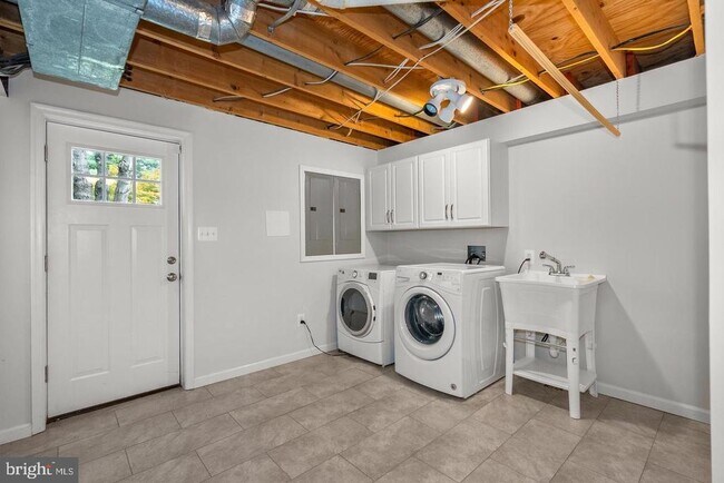 Building Photo - 9428 Meadow Shire Ln