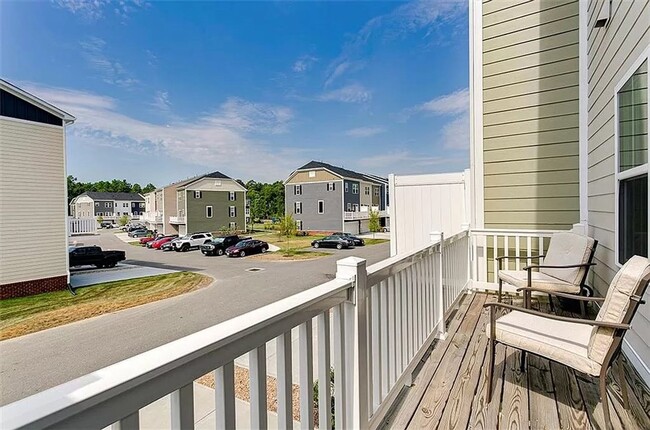 Building Photo - Beautifully Designed Townhome with Modern ...