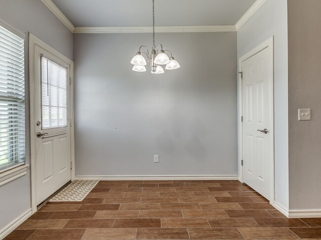 Building Photo - Charming 2-Bedroom Townhouse: Comfort and ...