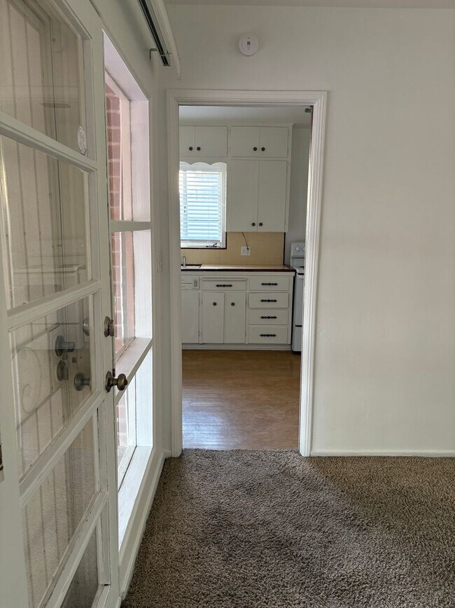 Building Photo - 2 bedroom, 1 bathroom house near Universit...
