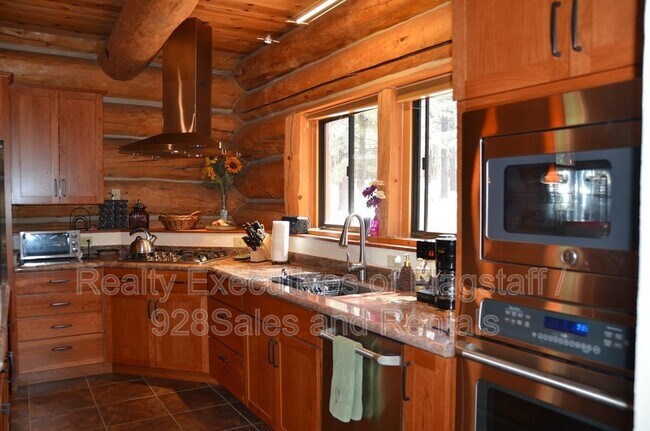 Building Photo - 1500 E Iris Trail