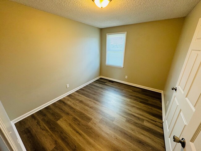 Building Photo - For Lease - 3 Bed, 1 Bath, 1150sqft Single...