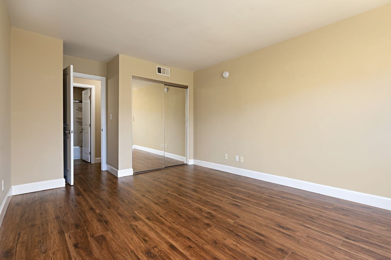 Building Photo - 10982 Roebling Ave
