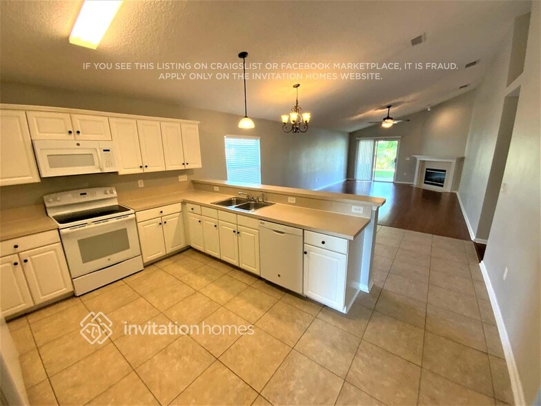 Building Photo - 909 N Lilac Loop